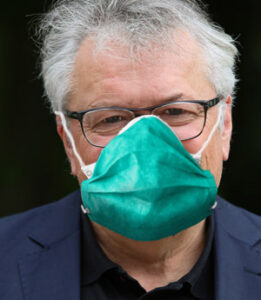 Das Foto zeigt Prof. Dr. Klaus Dörre mit Schutzmaske.